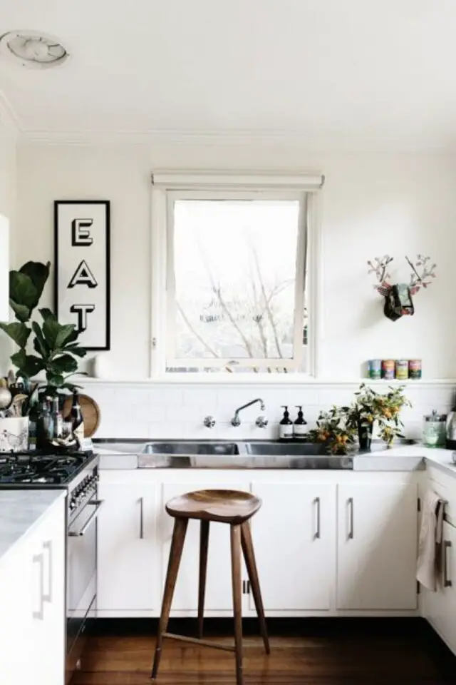 cuisine simple et moderne ambiance scandinave nordique blanc petit espace appartement évier inox tabouret bois affiche murale encadrée cuisine simple et moderne ambiance scandinave nordique blanc petit espace appartement évier inox tabouret bois affiche murale encadrée