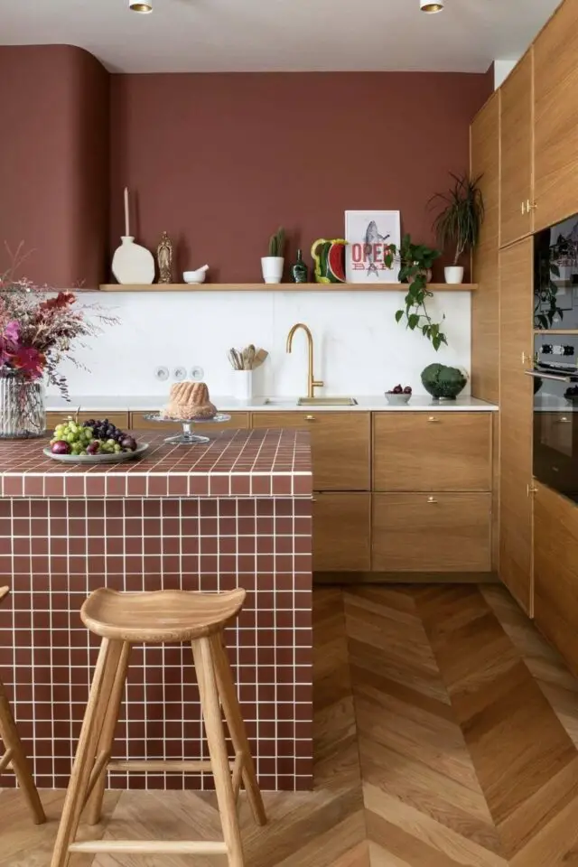 cuisine simple et moderne mobilier en bois façade épurée peinture mate terracotta teinte terreuse îlot carrelé petit carrelage carré marron tabouret bar bois épuré cuisine simple et moderne mobilier en bois façade épurée peinture mate terracotta teinte terreuse îlot carrelé petit carrelage carré marron tabouret bar bois épuré