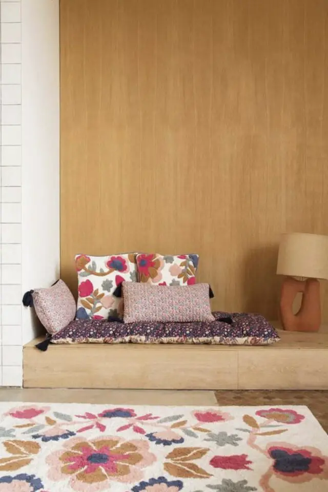 décoration intérieure fleur tapis fond clair motif fleuri multicolore salon séjour printemps