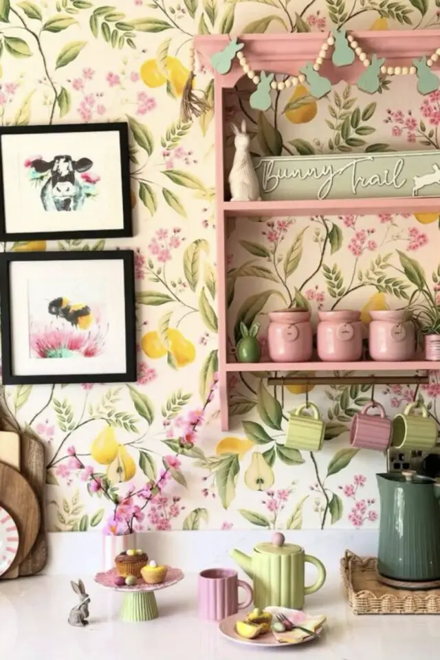 décoration intérieure fleur papier peint floral cuisine étagères roses palette de couleurs printanières 