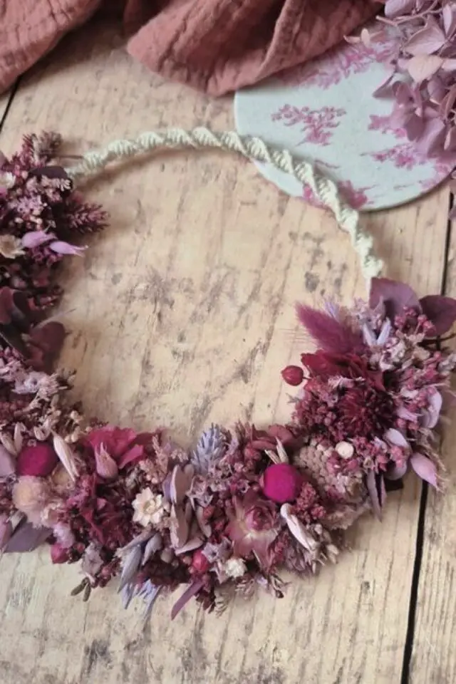 décoration intérieure fleur couronne.à suspendre floral séché teinte mauve et fuchsia 