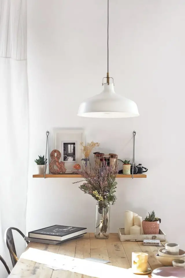 décoration mur blanc petite étagère pan de mur à côté fenêtre salle à manger cuisine décoration mur blanc petite étagère pan de mur à côté fenêtre salle à manger cuisine