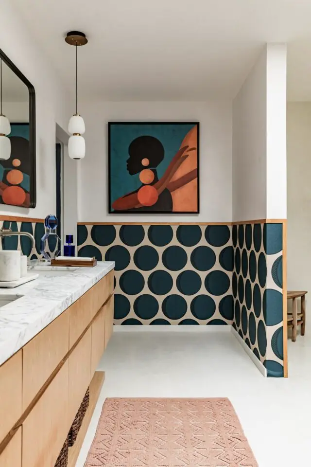 décoration mur blanc salle de bain soubassement papier peint graphique colorée avec moulure en bois naturel tableau qui reprend les couleurs décoration mur blanc salle de bain soubassement papier peint graphique colorée avec moulure en bois naturel tableau qui reprend les couleurs