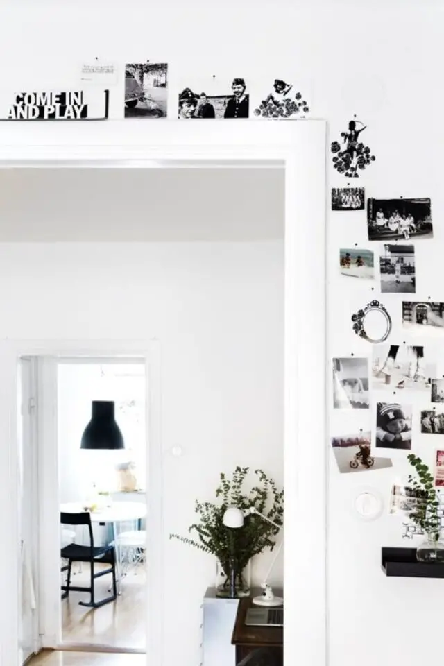 décoration mur blanc photo de famille accrochées avec du masking tape autour d'un encadrement de porte décoration mur blanc photo de famille accrochées avec du masking tape autour d'un encadrement de porte