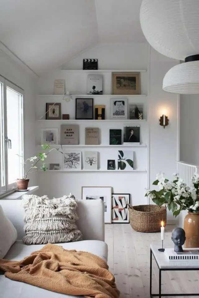 décoration mur blanc petit salon appartement étagères fines en ton sur ton blanches cadres couleur neutre ambiance nordique scandinave décoration mur blanc petit salon appartement étagères fines en ton sur ton blanches cadres couleur neutre ambiance nordique scandinave