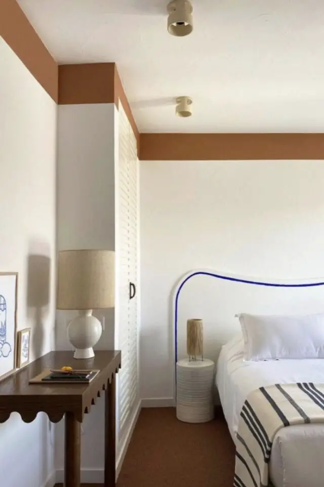 décoration mur blanc frise peinte couleur terreuse haut du mur près du plafond détail facile à faire décor chambre adulte chic et moderne décoration mur blanc frise peinte couleur terreuse haut du mur près du plafond détail facile à faire décor chambre adulte chic et moderne