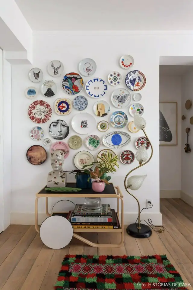 idée déco mur blanc exemple original assiettes décoratives mélange éclectique idée déco mur blanc exemple original assiettes décoratives mélange éclectique