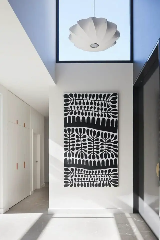 idée déco mur blanc couloir entrée contraste noir et blanc toile motif végétal abstrait idée déco mur blanc couloir entrée contraste noir et blanc toile motif végétal abstrait