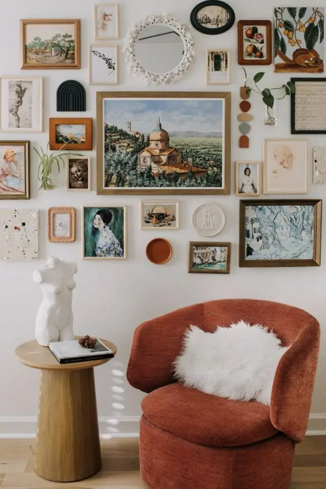 galerie de cadres éclectique mélange de style dessus fauteuil en velours terracotta décoration mur salon moderne 