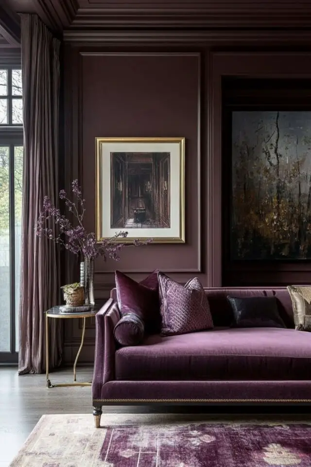 décoration salon couleur violet ambiance élégante et chic canapé et mur ton sur ton moulure velours décoration salon couleur violet ambiance élégante et chic canapé et mur ton sur ton moulure velours