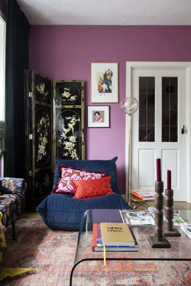 décoration salon couleur violet mur peinture unie porte vitrée blanche fauteuil design bleu table basse en verre transparent décoration salon couleur violet mur peinture unie porte vitrée blanche fauteuil design bleu table basse en verre transparent