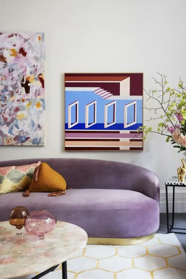 décoration salon couleur violet exemple canapé élégant en velours mur blanc touche de doré et de marbre décoration salon couleur violet exemple canapé élégant en velours mur blanc touche de doré et de marbre