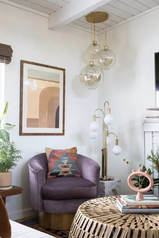 décoration salon couleur violet exemple mur blanc fauteuil coloré idée facile à copier décoration salon couleur violet exemple mur blanc fauteuil coloré idée facile à copier