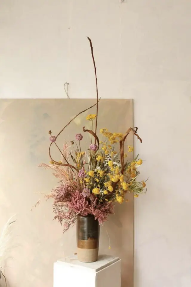 décorer le salon avec des fleurs idées à copier bouquet séché moderne joli vase rose et jaune 