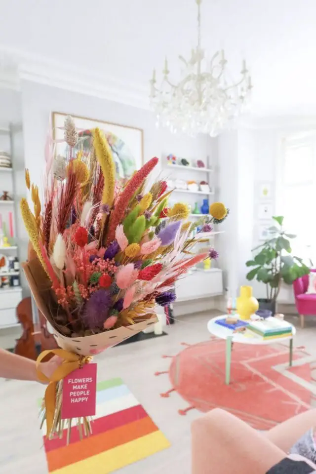 décorer le salon avec des fleurs idées à copier coloré bouquet moderne 