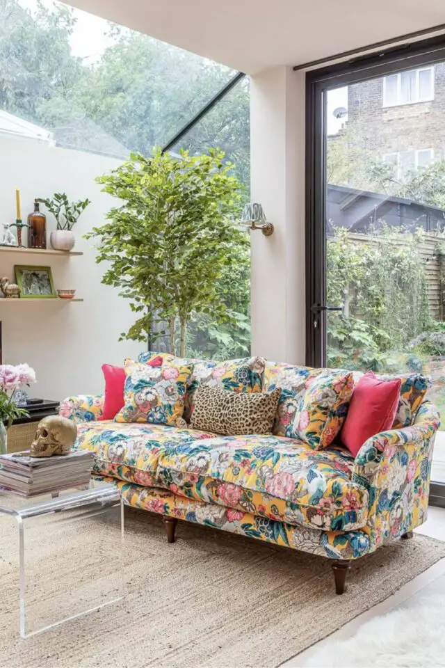 décorer le salon avec des fleurs idées à copier housse de canapé imprimé floral 