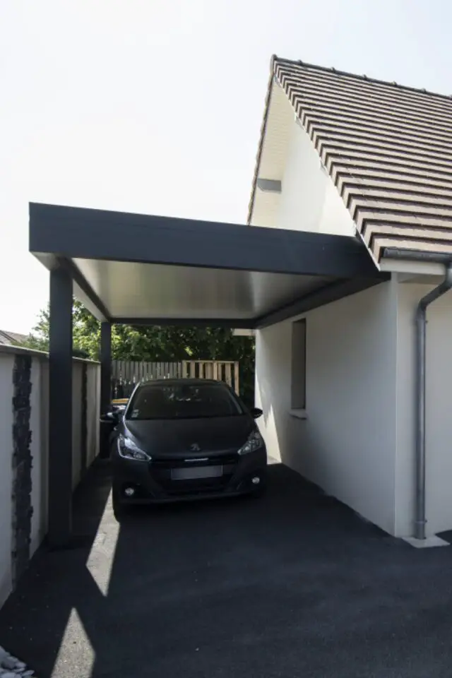 carport adossé 2 pieds modèle aluminium moderne côté façade maison 