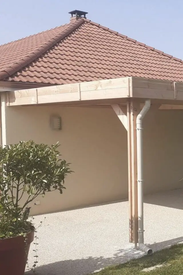 carport en bois adossé façade de maison non-mitoyenne aménagement extérieur chaleureux 