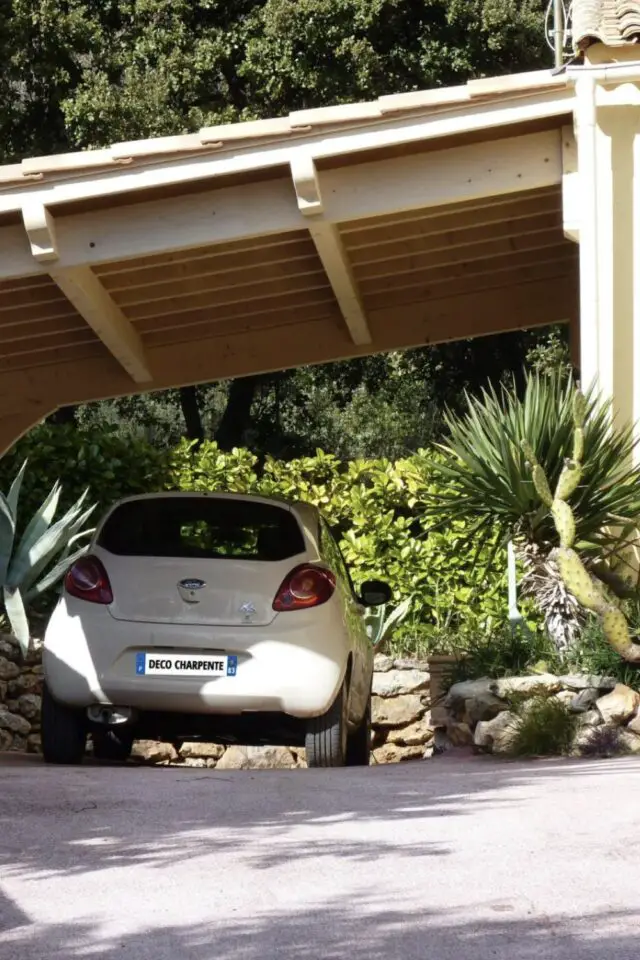exemple carport adossé en bois parking couvert côté maison aménagement 
