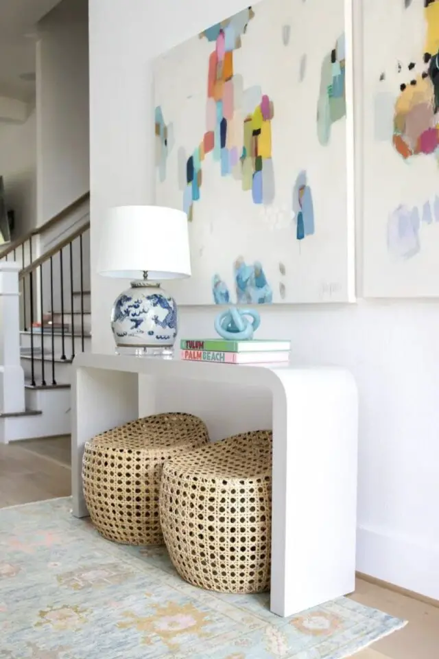 home staging mise en scène à copier couloir entrée hall console blanche panier naturel lampe à poser grand tableaux abstraits accrochés au mur petite touche de couleur home staging mise en scène à copier couloir entrée hall console blanche panier naturel lampe à poser grand tableaux abstraits accrochés au mur petite touche de couleur