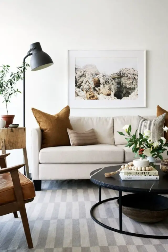 home staging mise en scène à copier salon lumineux agréable et chaleureux touche de couleur housse de canapé et housse de coussin déco simple table basse home staging mise en scène à copier salon lumineux agréable et chaleureux touche de couleur housse de canapé et housse de coussin déco simple table basse