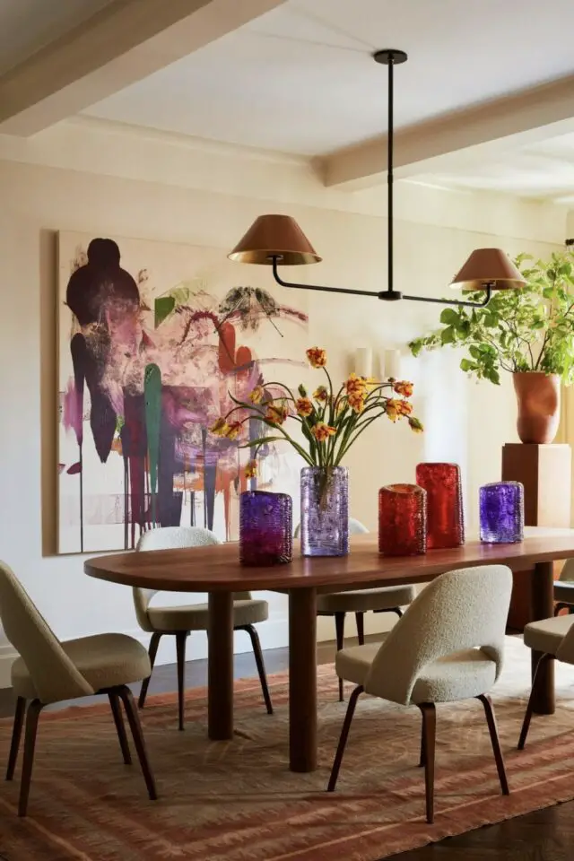 home staging mise en scène à copier salle à manger grande table moderne en bois tableau abstrait coloré vases fleurs plantes idée simple pour apporter de la vie home staging mise en scène à copier salle à manger grande table moderne en bois tableau abstrait coloré vases fleurs plantes idée simple pour apporter de la vie