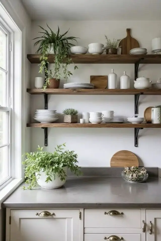 home staging mise en scène à copier cuisine étagères murales ouvertes vaisselle harmonieuse blanche plante verte plan de travail désencombré home staging mise en scène à copier cuisine étagères murales ouvertes vaisselle harmonieuse blanche plante verte plan de travail désencombré