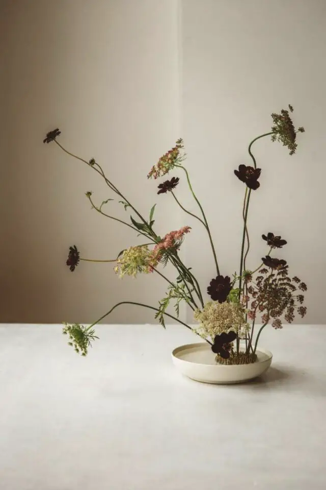 ikebana définition exemple composition florale élégante et minimaliste décor salle à manger 