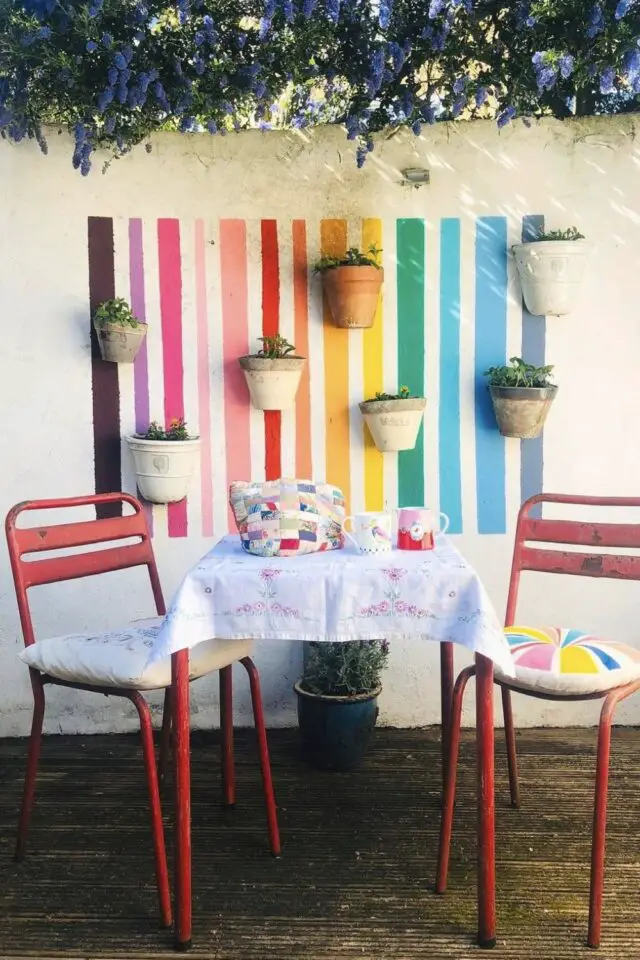 mur terrasse idée peinture facile bande de couleur au dessus table de salon de jardin pot de fleurs accrochés rapide à réaliser mur terrasse idée peinture facile bande de couleur au dessus table de salon de jardin pot de fleurs accrochés rapide à réaliser