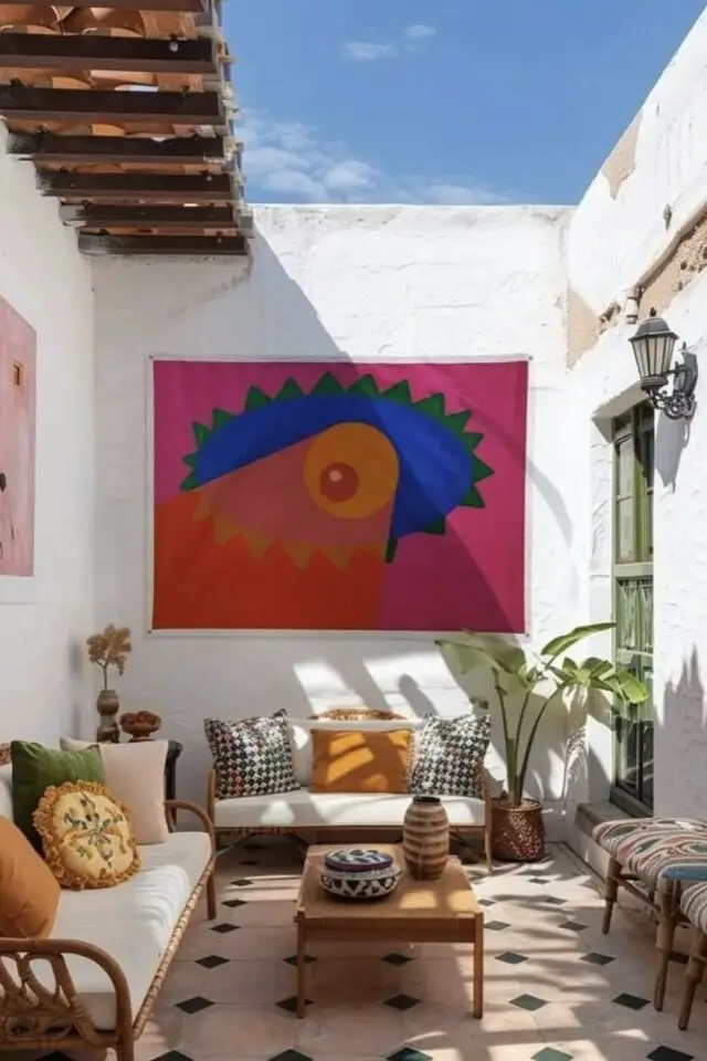 mur terrasse maison de ville arrière-cour patio blanc oeuvre d'art coloré ambiance moderne chic mur terrasse maison de ville arrière-cour patio blanc oeuvre d'art coloré ambiance moderne chic