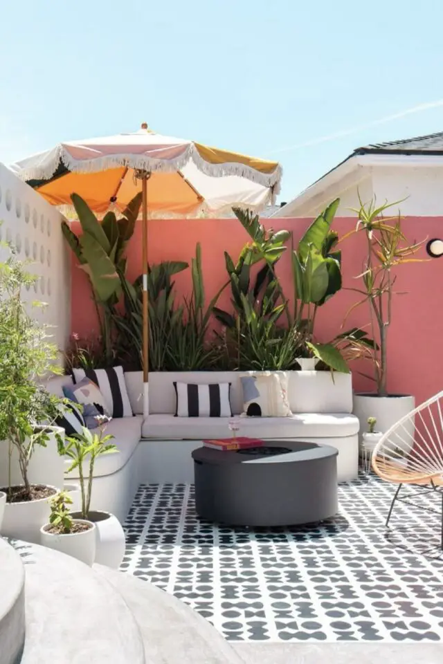 mur terrasse moderne maison de ville couleur rose contraste vert plantes tropicales derrière banquette extérieure mur terrasse moderne maison de ville couleur rose contraste vert plantes tropicales derrière banquette extérieure