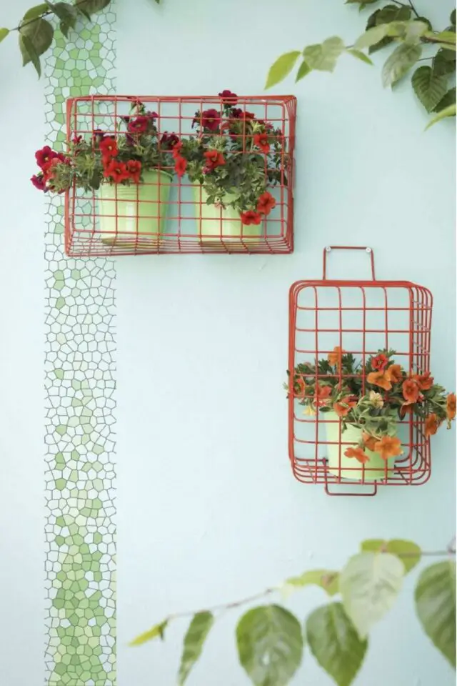 mur terrasse décoration récup panier coloré en métal pour suspendre des pots de fleurs idée pas cher petit budget mur terrasse décoration récup panier coloré en métal pour suspendre des pots de fleurs idée pas cher petit budget