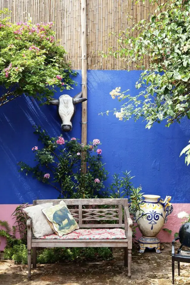 mur terrasse peinture et treillis naturel soubassement rose mur bleu électrique plantes arbuste et banc mur terrasse peinture et treillis naturel soubassement rose mur bleu électrique plantes arbuste et banc