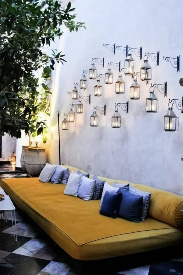 mur terrasse décoration ambiance Riad lanternes suspendues au dessus d'un daybed grand canapé extérieur évasion voyage mur terrasse décoration ambiance Riad lanternes suspendues au dessus d'un daybed grand canapé extérieur évasion voyage
