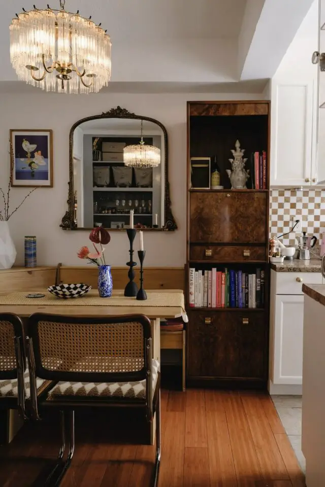 petit espace salle à manger prolongement cuisine table et banquette chaises vintage cannage 