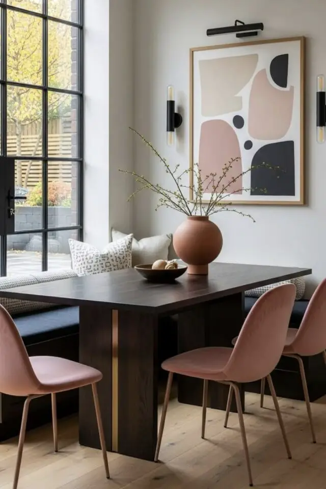 petit espace salle à manger  coin repas table rectangulaire banquette et chaise couleur élégante blanc noir et rose 