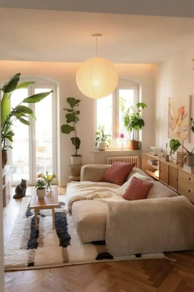 canapé XXL confort modulable mur blanc plantes vertes aménagement et décoration petit salon 