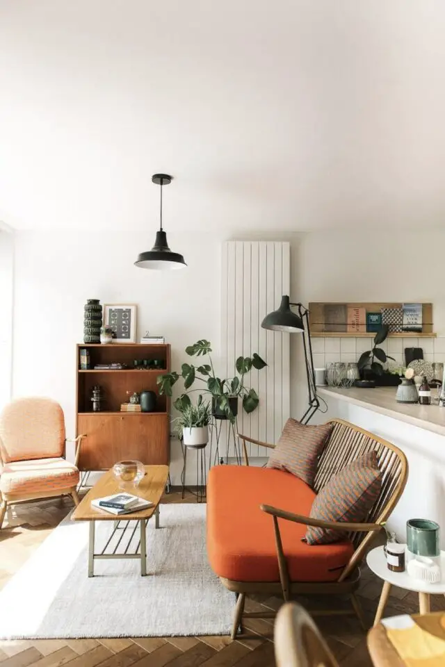 séjour ouvert cuisine place du canapé banquette vintage mur blanc aménagement et décoration petit salon 