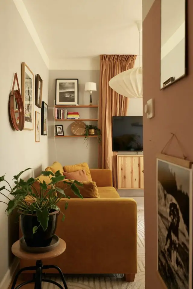 canapé jaune moderne étagère murale pan de mur cadres aménagement et décoration petit salon 