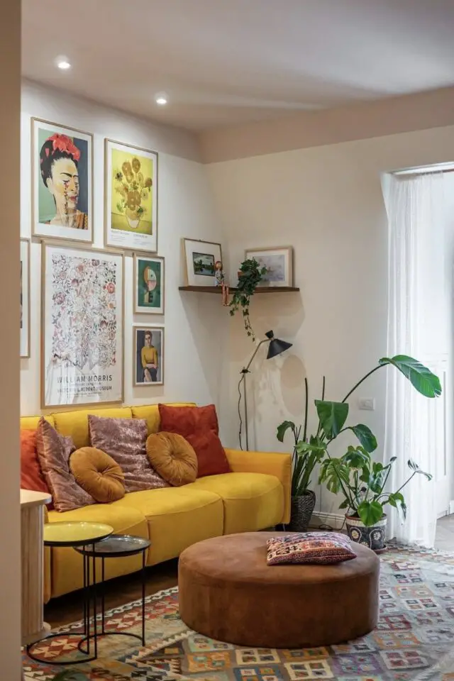 petit canapé 3 places droit jaune moderne galerie de cadres murale appartement petites plantes d'intérieur aménagement et décoration petit salon 