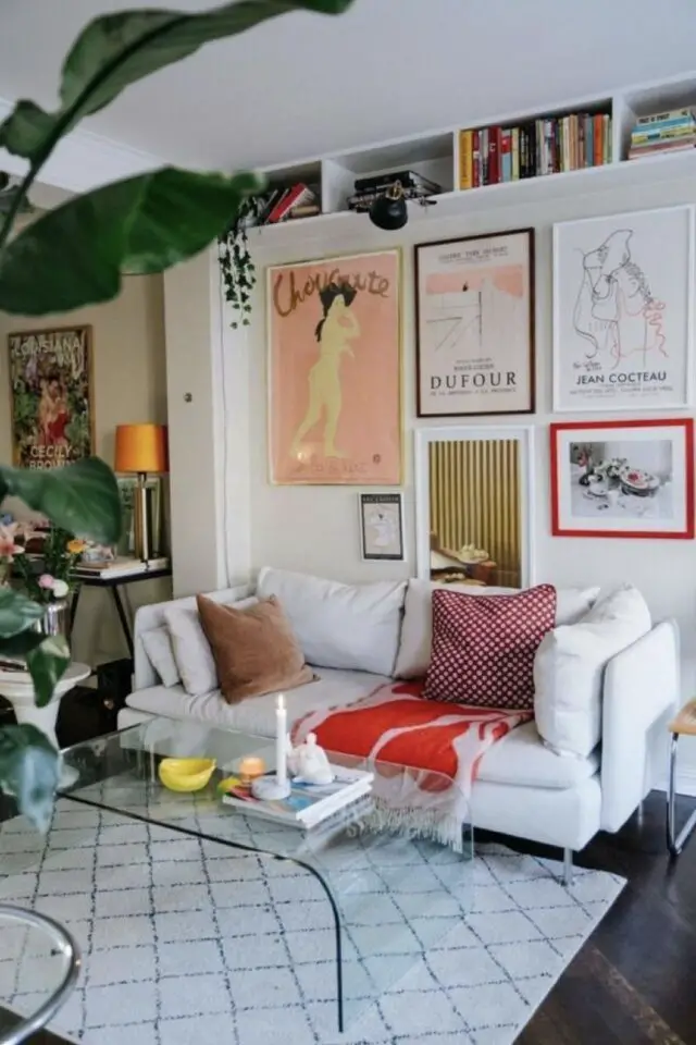 rangement près du plafond idée gain de place dessus canapé aménagement et décoration petit salon 