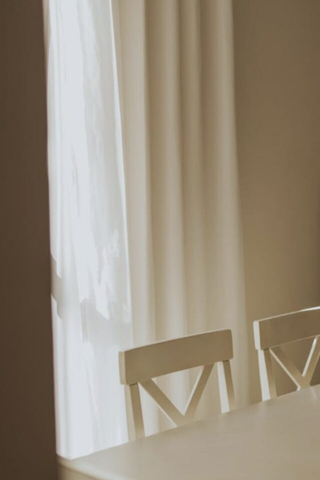 pose voilages et doubles rideaux décoration décoration salle à manger lumineuse 