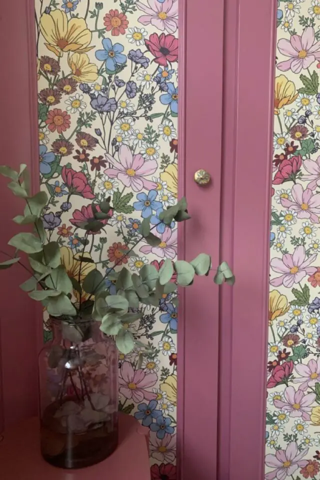 relooking armoire enfant associer papier peint et peinture sur les portes revêtement floral chambre petite fille relooking armoire enfant associer papier peint et peinture sur les portes revêtement floral chambre petite fille