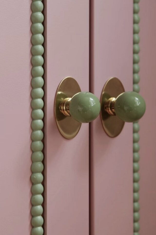relooking armoire enfant détail poignée bouton de porte coloré or et vert sauge associé à du rose relooking armoire enfant détail poignée bouton de porte coloré or et vert sauge associé à du rose