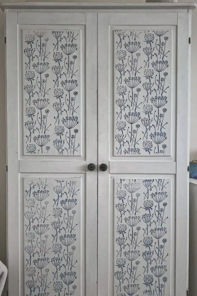 relooking armoire enfant photo idée pochoir fleur bleu sur porte blanche peinture facile relooking armoire enfant photo idée pochoir fleur bleu sur porte blanche peinture facile