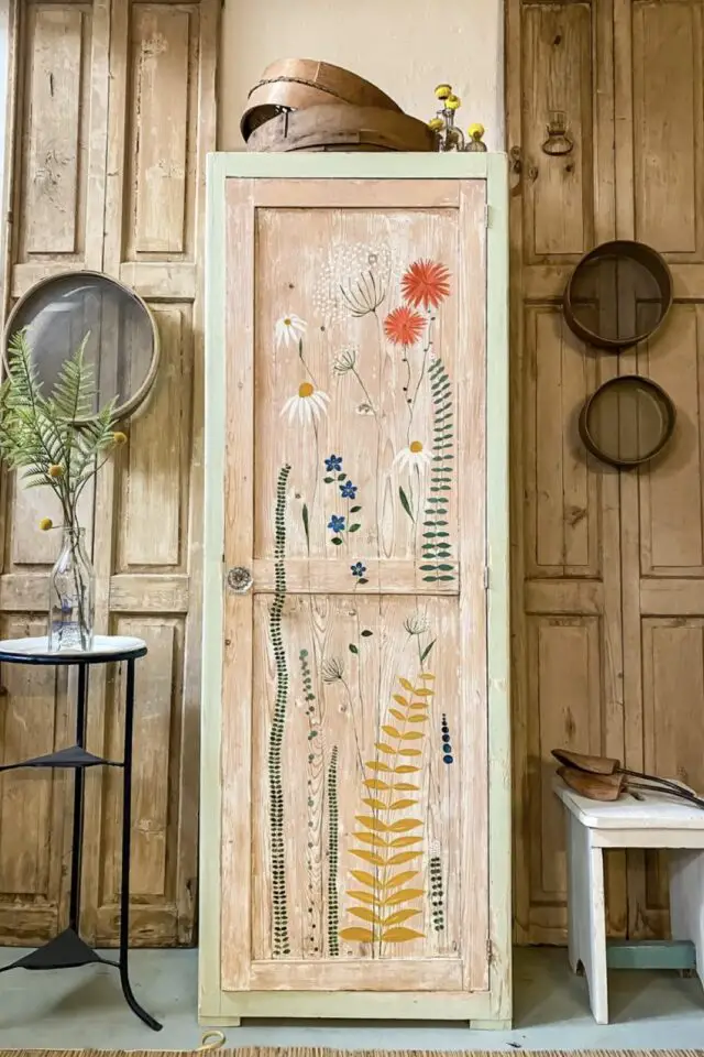 relooking armoire enfant exemple pochoir dessins fleuri sur bois décapé relooking armoire enfant exemple pochoir dessins fleuri sur bois décapé