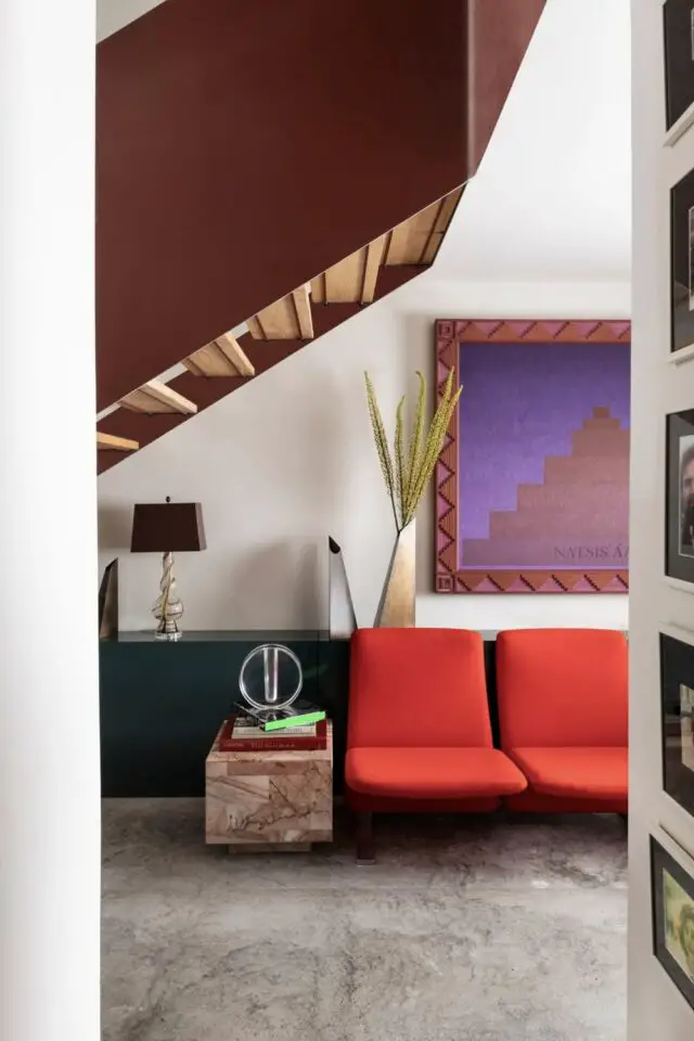 Revêtement de sol salon effet béton ciré gris 