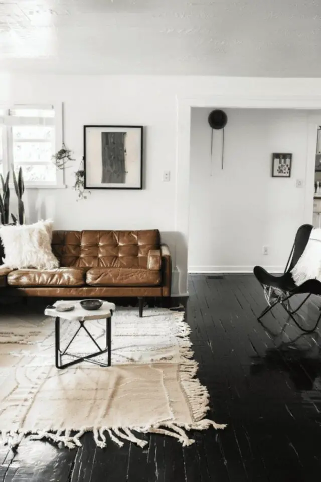 Revêtement de sol salon exemple rénovation parquet peinture résinée noir chic et élégant 