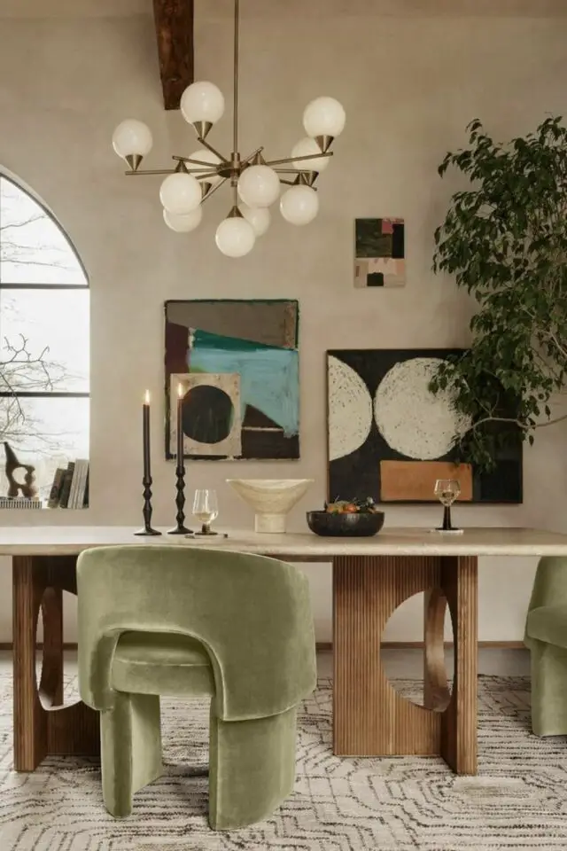 décoration salle à manger style nature indispensable chaise fauteuil de table velours design pied en bois 