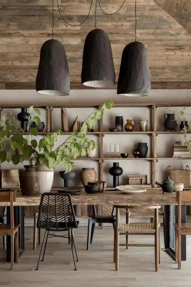 décoration salle à manger style nature indispensable table en bois ancien chaises dépareillée bibliothèque murale 